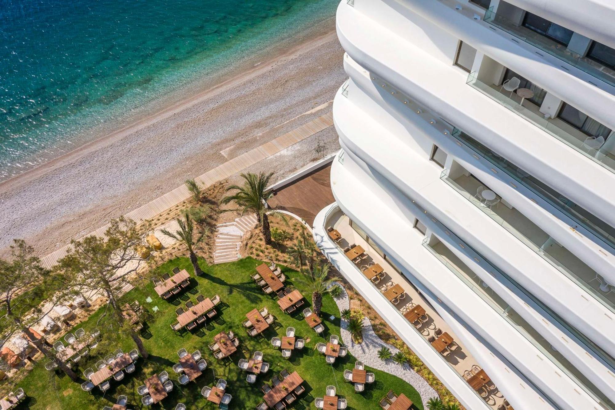 Isla Brown Corinthia Resort & Spa, Curio Collection By Hilton Agioi Theodoroi Exterior photo The beach at the hotel